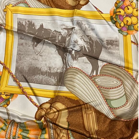 Gucci Square Silk Scarf with Logo floral & equestrian Designs Vintage 90 CM - Picture 7 of 10